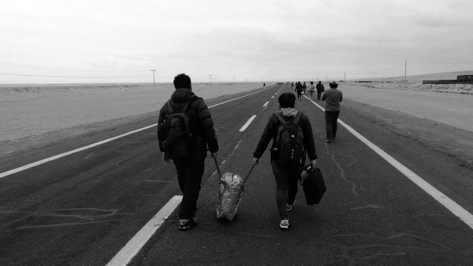 Miles debieron caminar más de 40 minutos para entrar o salir de Perú y Chile.