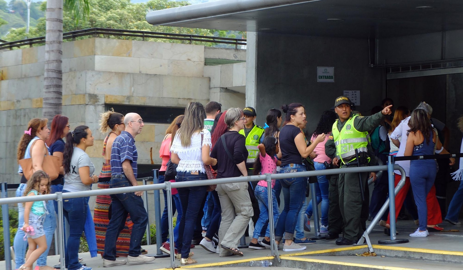 En Medellín los locales de votación lucen activos al mediodía.